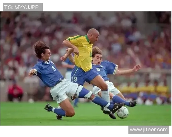 足球球星赛场热情拥抱亲吻展现兄弟情深瞬间